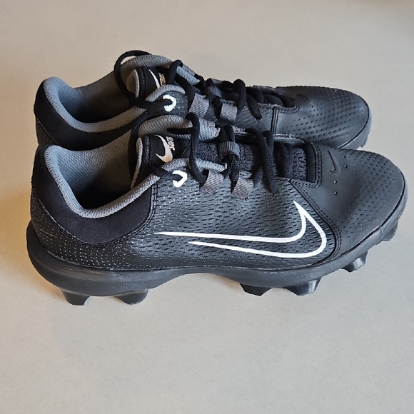 Nike Black Softball Cleats - Picture 1 of 11